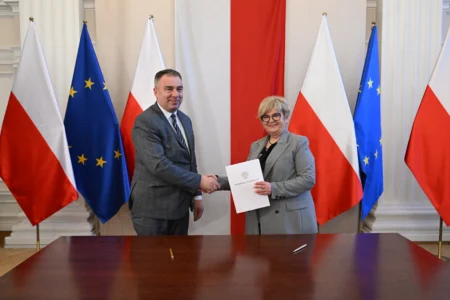 Uczestnicy uroczystego podpisania umów na przewozy autobusowe