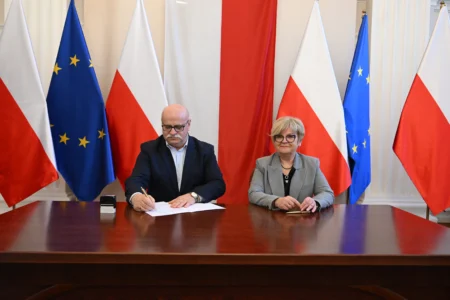 Uczestnicy uroczystego podpisania umów na przewozy autobusowe