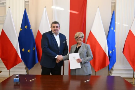 Uczestnicy uroczystego podpisania umów na przewozy autobusowe