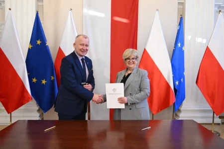 Uczestnicy uroczystego podpisania umów na przewozy autobusowe