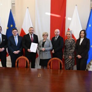 Uczestnicy uroczystego podpisania umów na przewozy autobusowe