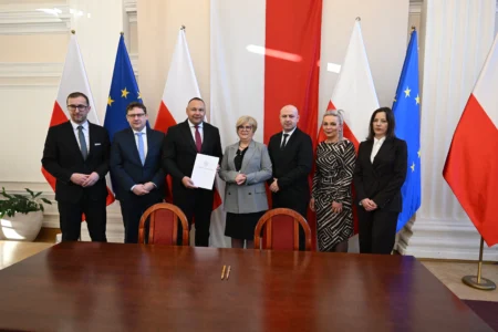 Uczestnicy uroczystego podpisania umów na przewozy autobusowe