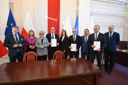 Uczestnicy uroczystego podpisania umów na przewozy autobusowe
