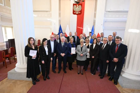 Uczestnicy uroczystego podpisania umów na przewozy autobusowe