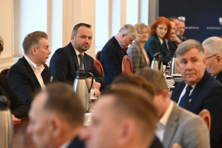 Uczestnicy uroczystego podpisania umów na przewozy autobusowe