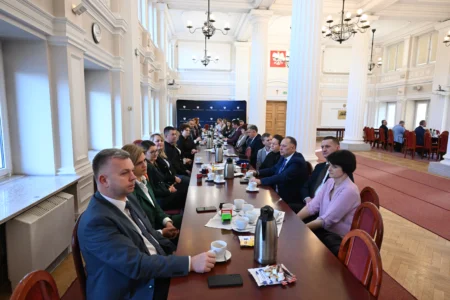 Uczestnicy uroczystego podpisania umów na przewozy autobusowe