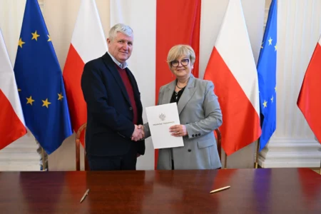 Uczestnicy uroczystego podpisania umów na przewozy autobusowe