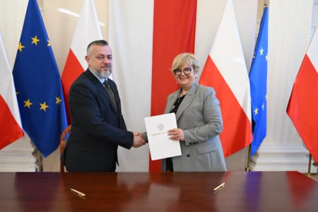 Uczestnicy uroczystego podpisania umów na przewozy autobusowe