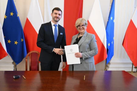 Uczestnicy uroczystego podpisania umów na przewozy autobusowe