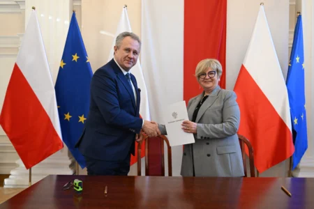 Uczestnicy uroczystego podpisania umów na przewozy autobusowe