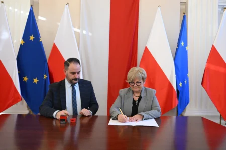 Uczestnicy uroczystego podpisania umów na przewozy autobusowe