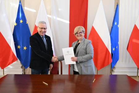 Uczestnicy uroczystego podpisania umów na przewozy autobusowe