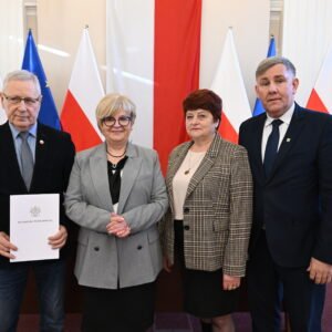 Uczestnicy uroczystego podpisania umów na przewozy autobusowe