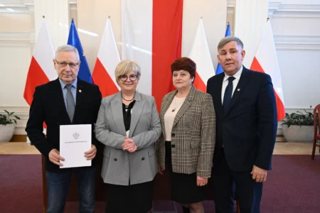 Uczestnicy uroczystego podpisania umów na przewozy autobusowe