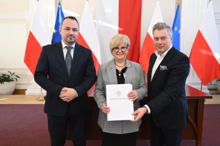 Uczestnicy uroczystego podpisania umów na przewozy autobusowe