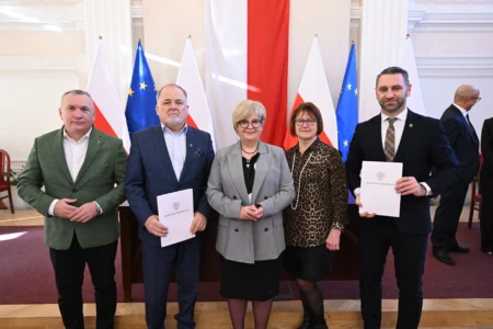 Uczestnicy uroczystego podpisania umów na przewozy autobusowe