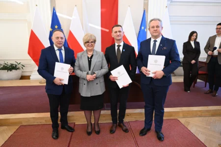 Uczestnicy uroczystego podpisania umów na przewozy autobusowe