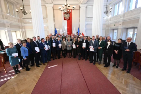 Uczestnicy uroczystego podpisania umów na przewozy autobusowe