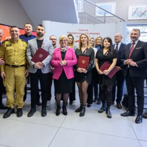 Europejski Dzień Numeru Alarmowego 112. Wydarzenie zorganizowane w CPR w Rzeszowie z udziałem wojewody podkarpackiego Teresy Kubas-Hul, przedstawicieli podkarpackiej Policji, PSP, Wojewódzkiej Stacji Pogotowia Ratunkowego i Kuratorium Oświaty w Rzeszowie.