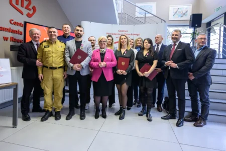 Europejski Dzień Numeru Alarmowego 112. Wydarzenie zorganizowane w CPR w Rzeszowie z udziałem wojewody podkarpackiego Teresy Kubas-Hul, przedstawicieli podkarpackiej Policji, PSP, Wojewódzkiej Stacji Pogotowia Ratunkowego i Kuratorium Oświaty w Rzeszowie.