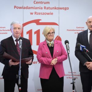 Europejski Dzień Numeru Alarmowego 112. Wydarzenie zorganizowane w CPR w Rzeszowie z udziałem wojewody podkarpackiego Teresy Kubas-Hul, przedstawicieli podkarpackiej Policji, PSP, Wojewódzkiej Stacji Pogotowia Ratunkowego i Kuratorium Oświaty w Rzeszowie.