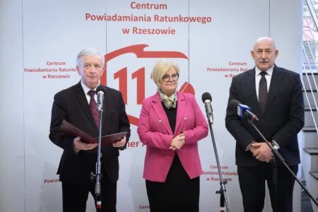 Europejski Dzień Numeru Alarmowego 112. Wydarzenie zorganizowane w CPR w Rzeszowie z udziałem wojewody podkarpackiego Teresy Kubas-Hul, przedstawicieli podkarpackiej Policji, PSP, Wojewódzkiej Stacji Pogotowia Ratunkowego i Kuratorium Oświaty w Rzeszowie.