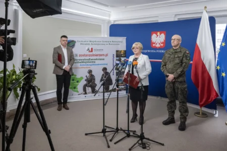 Konferencja prasowa dotycząca rozpoczynającej się kwalifikacji wojskowej.