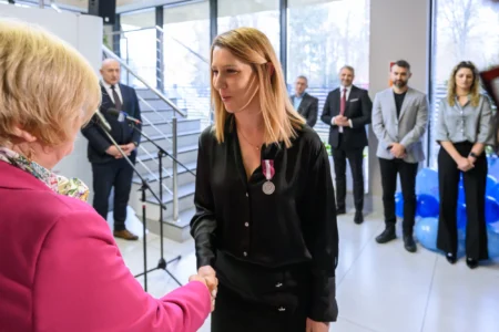 Europejski Dzień Numeru Alarmowego 112. Wydarzenie zorganizowane w CPR w Rzeszowie z udziałem wojewody podkarpackiego Teresy Kubas-Hul, przedstawicieli podkarpackiej Policji, PSP, Wojewódzkiej Stacji Pogotowia Ratunkowego i Kuratorium Oświaty w Rzeszowie.