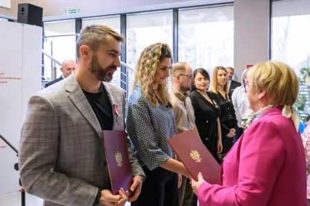 Europejski Dzień Numeru Alarmowego 112. Wydarzenie zorganizowane w CPR w Rzeszowie z udziałem wojewody podkarpackiego Teresy Kubas-Hul, przedstawicieli podkarpackiej Policji, PSP, Wojewódzkiej Stacji Pogotowia Ratunkowego i Kuratorium Oświaty w Rzeszowie.