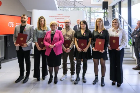 Europejski Dzień Numeru Alarmowego 112. Wydarzenie zorganizowane w CPR w Rzeszowie z udziałem wojewody podkarpackiego Teresy Kubas-Hul, przedstawicieli podkarpackiej Policji, PSP, Wojewódzkiej Stacji Pogotowia Ratunkowego i Kuratorium Oświaty w Rzeszowie.