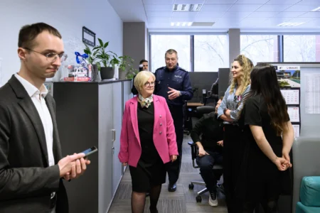 Europejski Dzień Numeru Alarmowego 112. Wydarzenie zorganizowane w CPR w Rzeszowie z udziałem wojewody podkarpackiego Teresy Kubas-Hul, przedstawicieli podkarpackiej Policji, PSP, Wojewódzkiej Stacji Pogotowia Ratunkowego i Kuratorium Oświaty w Rzeszowie.