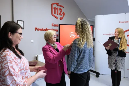 Europejski Dzień Numeru Alarmowego 112. Wydarzenie zorganizowane w CPR w Rzeszowie z udziałem wojewody podkarpackiego Teresy Kubas-Hul, przedstawicieli podkarpackiej Policji, PSP, Wojewódzkiej Stacji Pogotowia Ratunkowego i Kuratorium Oświaty w Rzeszowie.