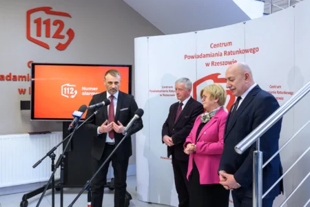 Europejski Dzień Numeru Alarmowego 112. Wydarzenie zorganizowane w CPR w Rzeszowie z udziałem wojewody podkarpackiego Teresy Kubas-Hul, przedstawicieli podkarpackiej Policji, PSP, Wojewódzkiej Stacji Pogotowia Ratunkowego i Kuratorium Oświaty w Rzeszowie.