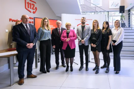 Europejski Dzień Numeru Alarmowego 112. Wydarzenie zorganizowane w CPR w Rzeszowie z udziałem wojewody podkarpackiego Teresy Kubas-Hul, przedstawicieli podkarpackiej Policji, PSP, Wojewódzkiej Stacji Pogotowia Ratunkowego i Kuratorium Oświaty w Rzeszowie.