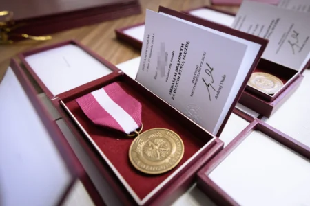 Europejski Dzień Numeru Alarmowego 112. Wydarzenie zorganizowane w CPR w Rzeszowie z udziałem wojewody podkarpackiego Teresy Kubas-Hul, przedstawicieli podkarpackiej Policji, PSP, Wojewódzkiej Stacji Pogotowia Ratunkowego i Kuratorium Oświaty w Rzeszowie.