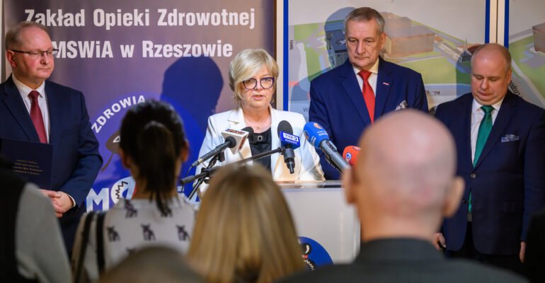 Wojewoda Teresa Kubas-Hul podczas konferencji w Szpitalu MSWiA w Rzeszowie.