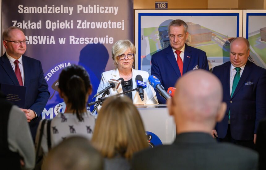 Wojewoda Teresa Kubas-Hul podczas konferencji w Szpitalu MSWiA w Rzeszowie.