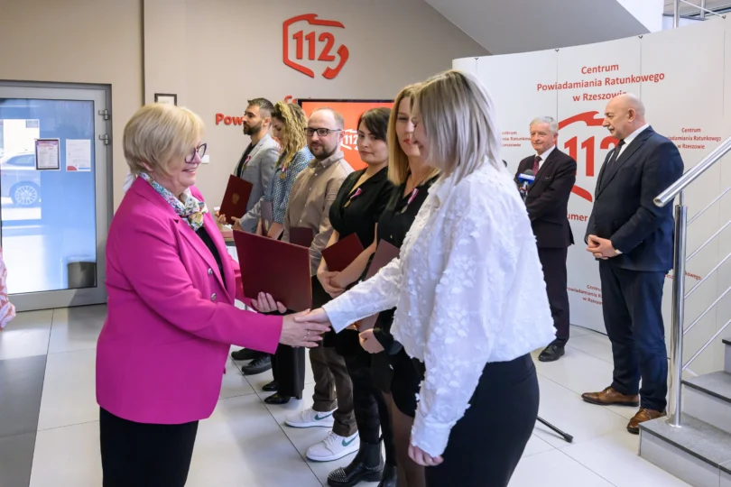 Europejski Dzień Numeru Alarmowego 112. Wydarzenie zorganizowane w CPR w Rzeszowie z udziałem wojewody podkarpackiego Teresy Kubas-Hul, przedstawicieli podkarpackiej Policji, PSP, Wojewódzkiej Stacji Pogotowia Ratunkowego i Kuratorium Oświaty w Rzeszowie.