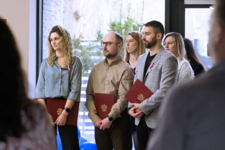 Europejski Dzień Numeru Alarmowego 112. Wydarzenie zorganizowane w CPR w Rzeszowie z udziałem wojewody podkarpackiego Teresy Kubas-Hul, przedstawicieli podkarpackiej Policji, PSP, Wojewódzkiej Stacji Pogotowia Ratunkowego i Kuratorium Oświaty w Rzeszowie.