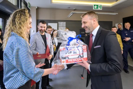 Europejski Dzień Numeru Alarmowego 112. Wydarzenie zorganizowane w CPR w Rzeszowie z udziałem wojewody podkarpackiego Teresy Kubas-Hul, przedstawicieli podkarpackiej Policji, PSP, Wojewódzkiej Stacji Pogotowia Ratunkowego i Kuratorium Oświaty w Rzeszowie.