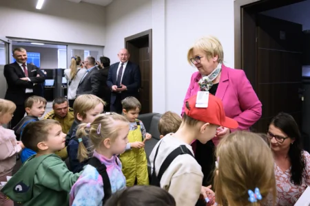 Europejski Dzień Numeru Alarmowego 112. Wydarzenie zorganizowane w CPR w Rzeszowie z udziałem wojewody podkarpackiego Teresy Kubas-Hul, przedstawicieli podkarpackiej Policji, PSP, Wojewódzkiej Stacji Pogotowia Ratunkowego i Kuratorium Oświaty w Rzeszowie.