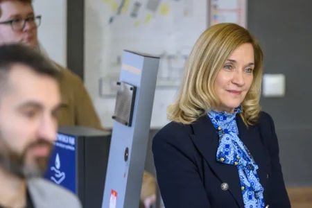 Europejski Dzień Numeru Alarmowego 112. Wydarzenie zorganizowane w CPR w Rzeszowie z udziałem wojewody podkarpackiego Teresy Kubas-Hul, przedstawicieli podkarpackiej Policji, PSP, Wojewódzkiej Stacji Pogotowia Ratunkowego i Kuratorium Oświaty w Rzeszowie.