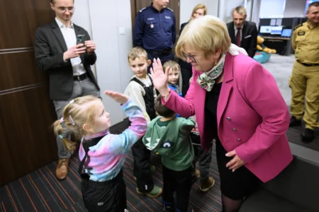 Europejski Dzień Numeru Alarmowego 112. Wydarzenie zorganizowane w CPR w Rzeszowie z udziałem wojewody podkarpackiego Teresy Kubas-Hul, przedstawicieli podkarpackiej Policji, PSP, Wojewódzkiej Stacji Pogotowia Ratunkowego i Kuratorium Oświaty w Rzeszowie.