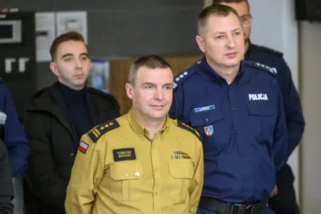 Europejski Dzień Numeru Alarmowego 112. Wydarzenie zorganizowane w CPR w Rzeszowie z udziałem wojewody podkarpackiego Teresy Kubas-Hul, przedstawicieli podkarpackiej Policji, PSP, Wojewódzkiej Stacji Pogotowia Ratunkowego i Kuratorium Oświaty w Rzeszowie.