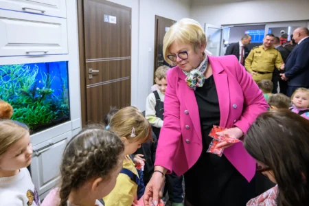 Europejski Dzień Numeru Alarmowego 112. Wydarzenie zorganizowane w CPR w Rzeszowie z udziałem wojewody podkarpackiego Teresy Kubas-Hul, przedstawicieli podkarpackiej Policji, PSP, Wojewódzkiej Stacji Pogotowia Ratunkowego i Kuratorium Oświaty w Rzeszowie.