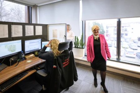 Europejski Dzień Numeru Alarmowego 112. Wydarzenie zorganizowane w CPR w Rzeszowie z udziałem wojewody podkarpackiego Teresy Kubas-Hul, przedstawicieli podkarpackiej Policji, PSP, Wojewódzkiej Stacji Pogotowia Ratunkowego i Kuratorium Oświaty w Rzeszowie.