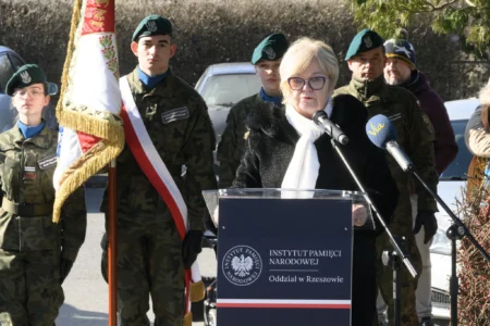 Uczestnicy uroczystości nieupamiętniających rocznicę deportacji Polaków na Sybir