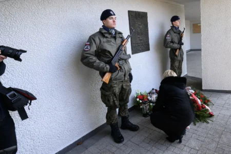 Uczestnicy uroczystości nieupamiętniających rocznicę deportacji Polaków na Sybir