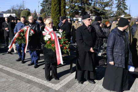 Uczestnicy uroczystości nieupamiętniających rocznicę deportacji Polaków na Sybir
