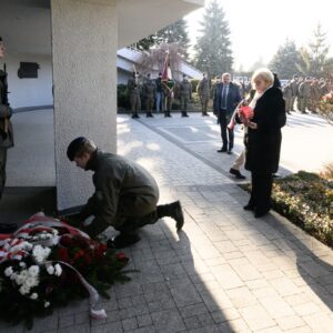 Uczestnicy uroczystości nieupamiętniających rocznicę deportacji Polaków na Sybir